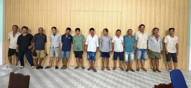 Công an ập vào quán cà phê, bắt 15 người, tạm giữ hơn 140 triệu đồng - Ảnh 2.