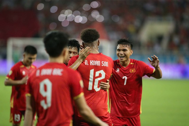 Diễn biến Việt Nam 2-0 Malaysia: Xuân Son chói sáng với cú đúp - Ảnh 1.