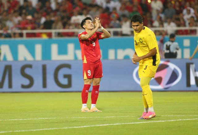 Diễn biến Việt Nam 2-0 Malaysia: Xuân Son chói sáng với cú đúp - Ảnh 6.