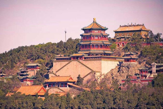 Đang xây tháp 9 tầng, Càn Long bất ngờ ra lệnh dừng: 8 chữ bí ẩn dưới lòng đất khiến hoàng đế sợ hãi - Ảnh 1.