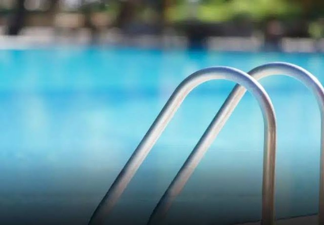 Người đàn ông xuống bể bơi khách sạn, 1 lúc sau con gái thấy cha đứng bất động liền hô hoán song đã muộn - Ảnh 1.