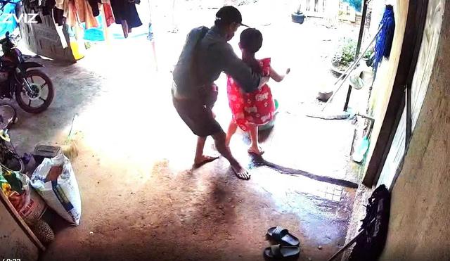 Vụ b&eacute; g&aacute;i bị người đ&agrave;n &ocirc;ng lạ v&agrave;o nh&agrave; bế đi: T&igrave;nh trạng của nạn nh&acirc;n - Ảnh 1.