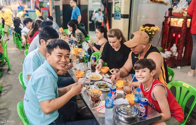Vượt qua Kuala Lumpur và Jakarta, một thành phố Việt Nam bất ngờ đứng top 1 thế giới về ẩm thực đường phố - Ảnh 2.