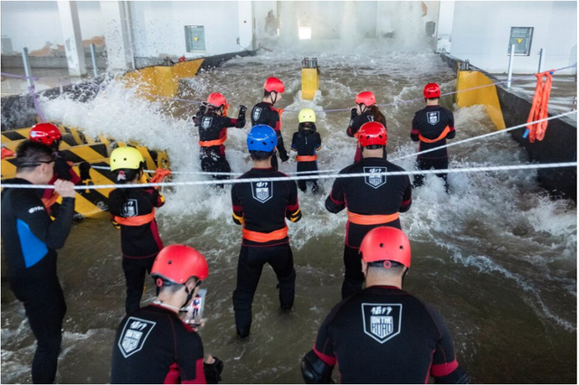 Mưa xối vào mặt, nước dâng tận cổ, du khách vẫn hào hứng bỏ 3 triệu trải nghiệm hình thức du lịch độc lạ - Ảnh 4.