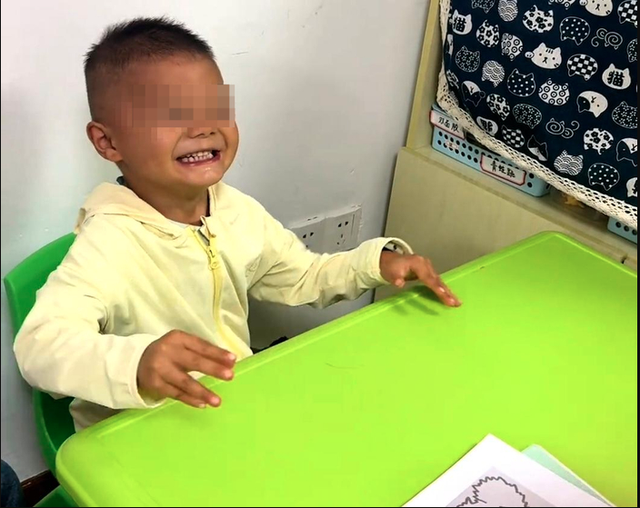 Bé trai tự kỷ mất tích 4 ngày, hàng trăm người tìm kiếm, vừa trở về gia đình đã có hành động không ai ngờ - Ảnh 1.