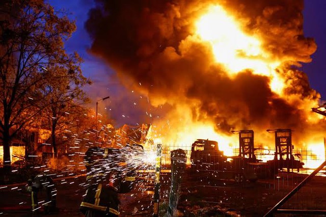 Nga nã KAB đánh sập sở chỉ huy Ukraine - Báo Trung Quốc cảnh báo về 300.000 quân NATO, ông Putin công bố tin quan trọng - Ảnh 1.