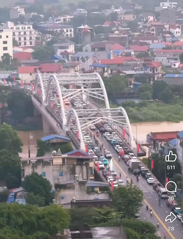 &Ocirc; t&ocirc; xếp h&agrave;ng d&agrave;i tr&ecirc;n cầu để tr&aacute;nh lũ ở Th&aacute;i Nguy&ecirc;n: R&uacute;t kinh nghiệm năm ngo&aacute;i sửa xe hết 100 triệu đồng - Ảnh 1.