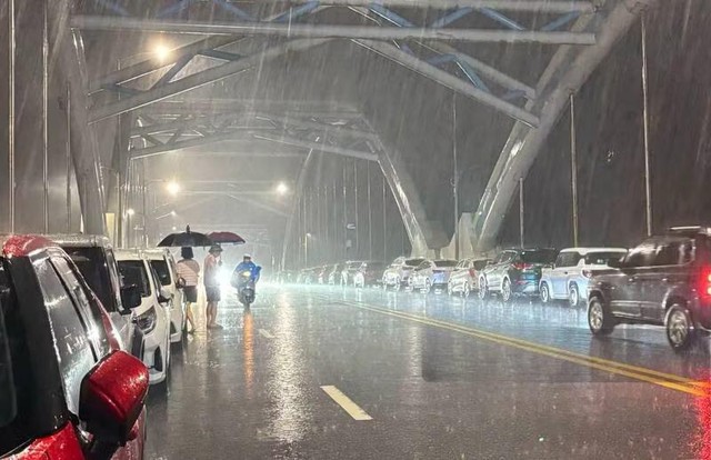 &Ocirc; t&ocirc; xếp h&agrave;ng d&agrave;i tr&ecirc;n cầu để tr&aacute;nh lũ ở Th&aacute;i Nguy&ecirc;n: R&uacute;t kinh nghiệm năm ngo&aacute;i sửa xe hết 100 triệu đồng - Ảnh 2.