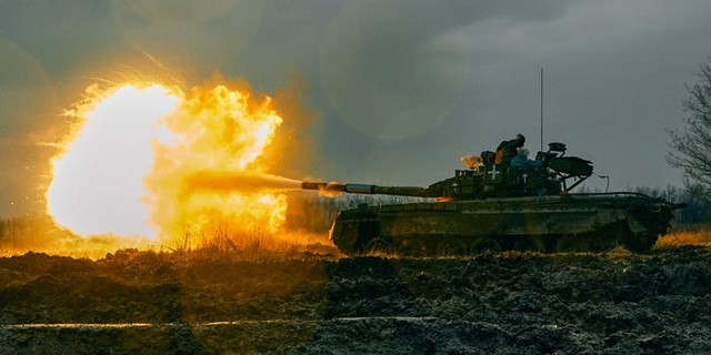 Bộ binh Nga tiến vào Orikhiv, súng nổ dồn dập - Đoàn xe Mỹ xuất hiện ở Moscow giữa lúc máy bay quân sự đáp xuống Vnukovo - Ảnh 2.