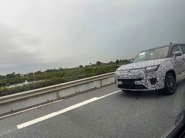 Lộ diện xe VinFast mới giống VF 9 lăn bánh trên đường: Vuông vức khối hộp, đầu đèn khác lạ, có ống xả - Ảnh 2.