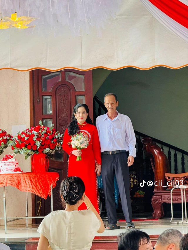 Ch&uacute; rể U75 kết h&ocirc;n với c&ocirc; d&acirc;u k&eacute;m 26 tuổi: Con ch&aacute;u lo đ&aacute;m cưới cho &ocirc;ng, l&agrave;m 23 m&acirc;m đ&atilde;i kh&aacute;ch - Ảnh 2.