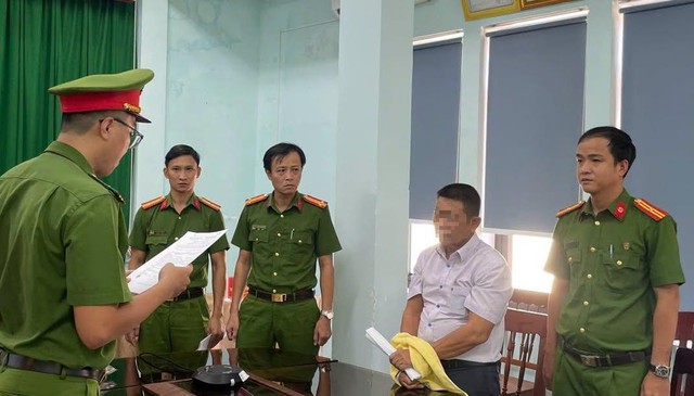Thi h&agrave;nh lệnh bắt tạm giam Gi&aacute;m đốc Huỳnh Ngọc &Aacute;nh - Ảnh 1.