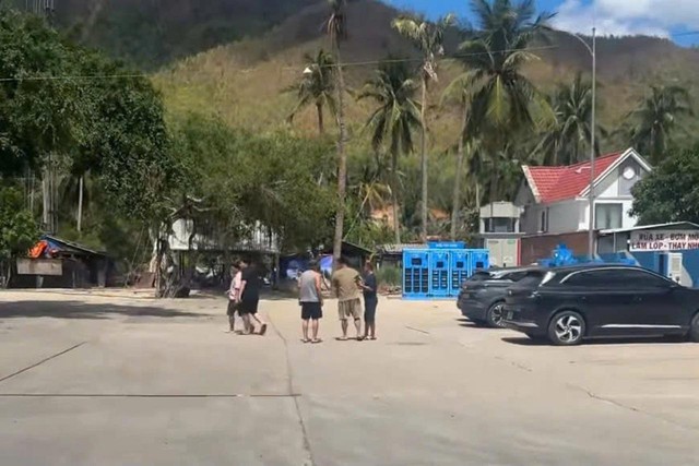 Khách Hà Nội tố bị chủ quán cơm đe dọa, ép ăn uống khi sạc xe điện tại trạm: Chủ quán giải thích gì? - Ảnh 1.