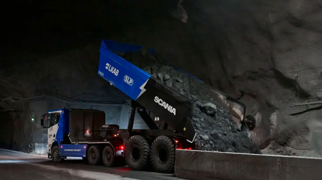 Phát hiện xe tải điện 120 tấn "chui xuống" lòng đất 1.250m - Ảnh 1.