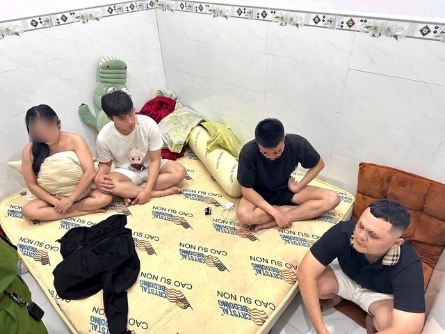Công an kiểm tra nhà Nguyễn Chí Thịnh 25 tuổi lúc rạng sáng: Bắt 3 đàn ông và 1 phụ nữ - Ảnh 1.