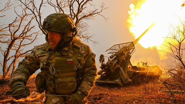 Nổ lớn Chernihiv, Tornado ồ ạt trút lửa khi quân Nga bất ngờ rút ở Lyman - Hé lộ động thái của Giám đốc CIA khiến ông Putin phản ứng mạnh - Ảnh 1.