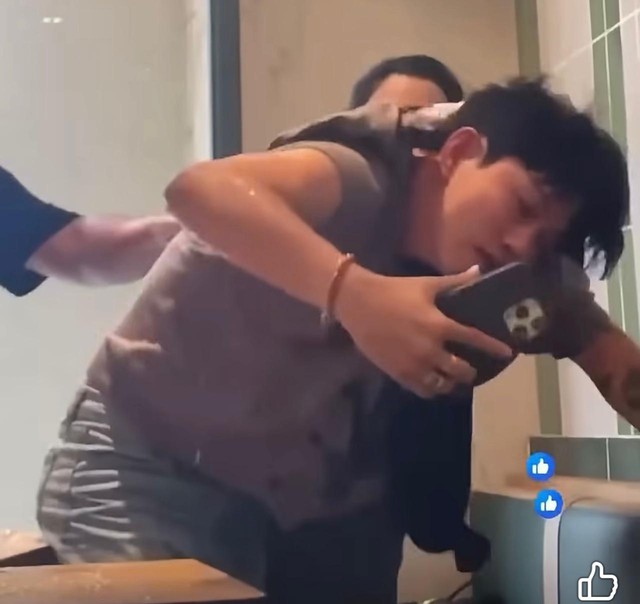 Tiktoker bị c&ocirc; g&aacute;i h&agrave;nh hung ngay tr&ecirc;n s&oacute;ng livestream: Th&ocirc;ng tin từ c&ocirc;ng an  - Ảnh 2.