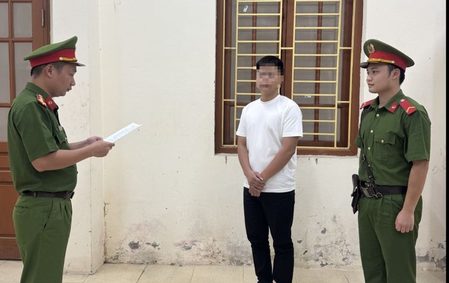Công an kiểm tra một cơ sở kinh doanh quần áo: Ra quyết định khởi tố ông chủ - Ảnh 1.