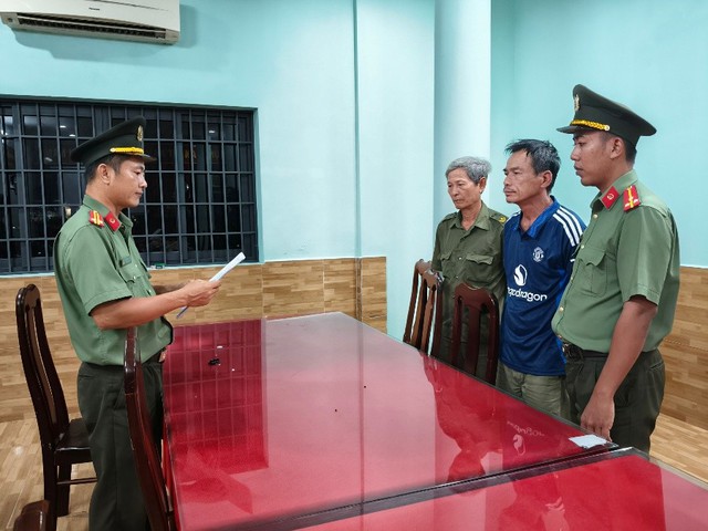 Bắt giữa Lê Văn Phong SN 1970 khi đang đưa một người dân sang Campuchia bằng đường sông - Ảnh 1.