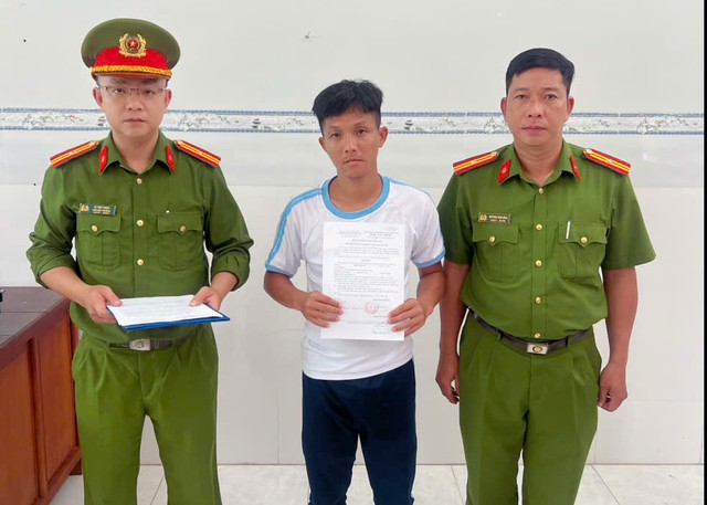Công an kiểm tra một căn nhà, bắt tạm giam chủ nhà Phan Thanh Vũ SN 1991 - Ảnh 1.