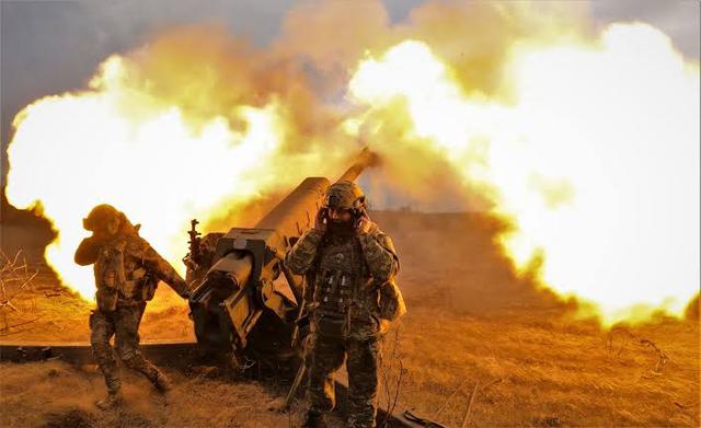 Sự kiện hiếm vừa xảy ra ở Ukraine: Lần đầu tiên cây cầu nối Odesa và NATO bị đánh sập! Hàng chục tấn vũ khí chìm dưới biển - Ảnh 3.