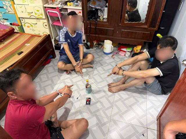 C&ocirc;ng an kiểm tra một căn nh&agrave; l&uacute;c 21 giờ 25 ph&uacute;t: Bắt chủ nh&agrave; SN 1986 - Ảnh 1.