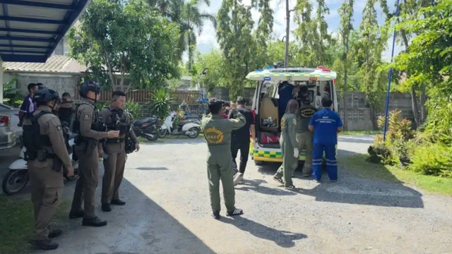 Hoang mang khi ph&aacute;t hiện người đ&agrave;n &ocirc;ng lạ mặt bất tỉnh trong xe - Ảnh 2.