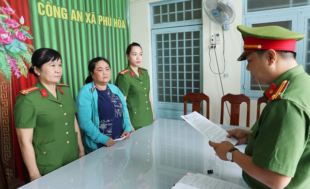 Thi hành lệnh bắt tạm giam Phạm Thị Linh Trang SN 1971 - Ảnh 1.