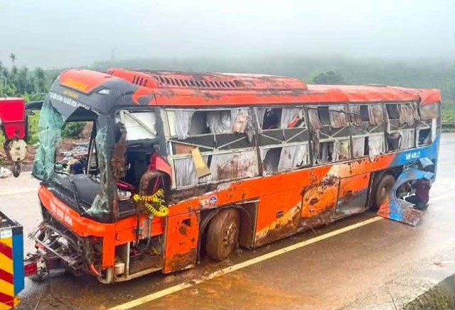 Vụ lật xe khách khiến 4 người tử vong: Giấu mẹ về nghỉ lễ để tạo bất ngờ, cô gái mãi mãi không thể về nhà - Ảnh 1.
