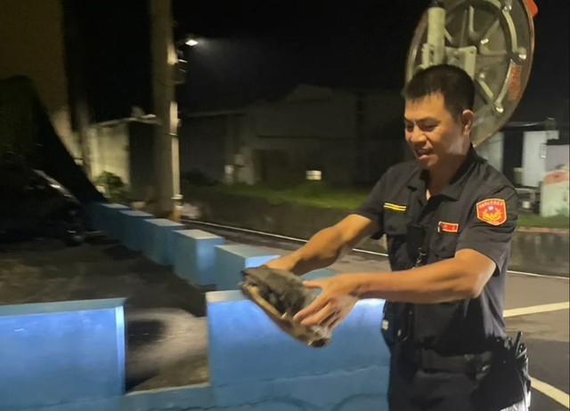 Sau nhiều ngày mưa lớn, người dân phát hiện cảnh tượng hiếm gặp trên đường: Cảnh sát lập tức có mặt - Ảnh 4. Sau nhiều ngày mưa lớn, người dân phát hiện cảnh tượng hiếm gặp trên đường: Cảnh sát lập tức có mặt - Ảnh 4.