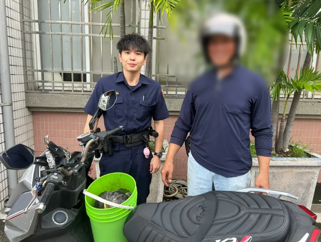 Sau nhiều ngày mưa lớn, người dân phát hiện cảnh tượng hiếm gặp trên đường: Cảnh sát lập tức có mặt - Ảnh 5. Sau nhiều ngày mưa lớn, người dân phát hiện cảnh tượng hiếm gặp trên đường: Cảnh sát lập tức có mặt - Ảnh 5.