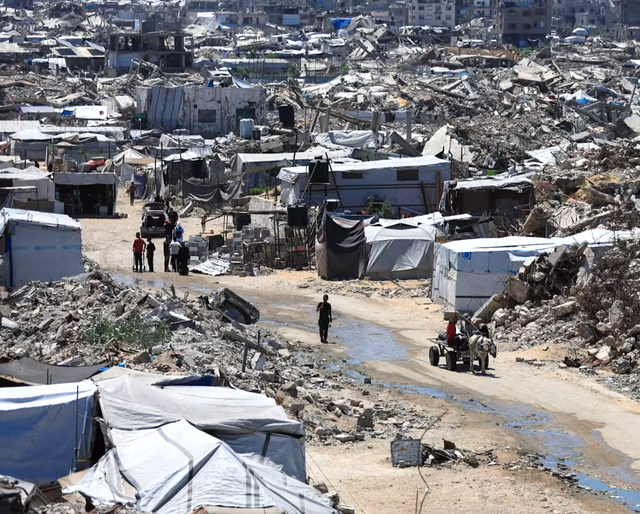 Sau 2 năm sống trong lều dưới cái nóng khủng khiếp ở Gaza, 1 thợ gốm đã tập hợp 15 người làm 1 việc - Ảnh 2.
