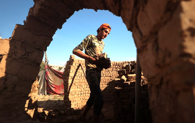 Sau 2 năm sống trong lều dưới cái nóng khủng khiếp ở Gaza, 1 thợ gốm đã tập hợp 15 người làm 1 việc - Ảnh 3.