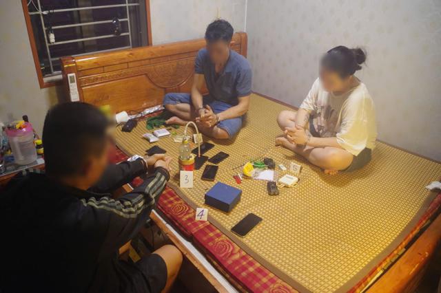 Công an kiểm tra đột xuất nơi ở của người đàn ông SN 1991, bắt chủ nhà - Ảnh 1.