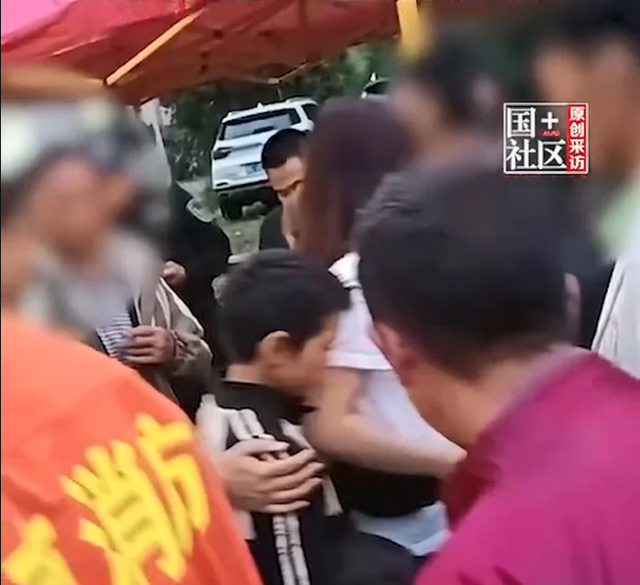 Bé trai lao vào ruộng ngô rồi biến mất khỏi camera, 6 ngày sau được tìm thấy ở nơi không ai ngờ - Ảnh 3.