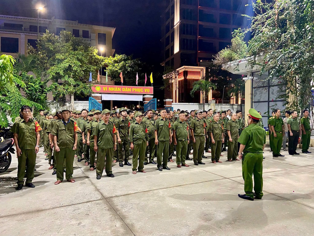 200 CBCS công an đồng loạt kiểm tra 9 cơ sở lưu trú, nhà trọ lúc 2h sáng: Làm việc với 135 người - Ảnh 1.