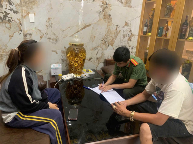 200 CBCS công an đồng loạt kiểm tra 9 cơ sở lưu trú, nhà trọ lúc 2h sáng: Làm việc với 135 người - Ảnh 3.