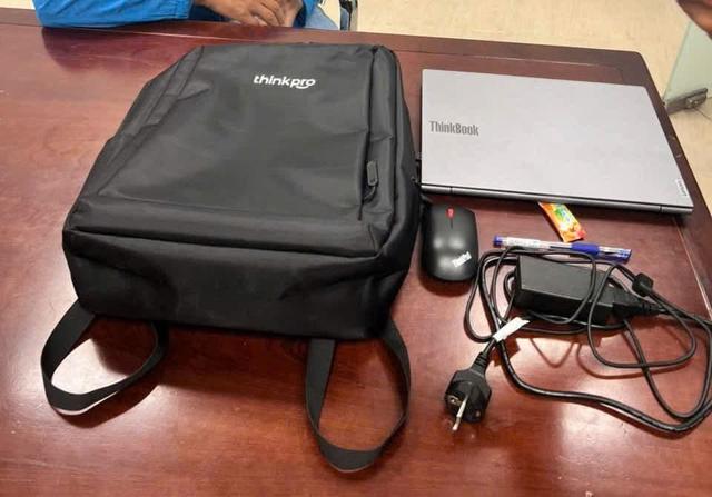 Phát hiện 1 ba lô bên trong có laptop cùng nhiều sách vở bị cầm nhầm tại sân bay Tân Sơn Nhất - Ảnh 1.