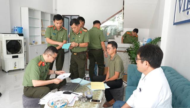 Khám xét khẩn cấp phòng khám Việt Nhật CB, khởi tố quản lý Lâm Văn Tướng SN 1992 - Ảnh 2.