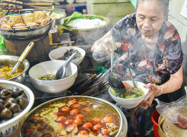 Một thành phố Việt Nam vượt Bangkok, bất ngờ lọt top 7 thế giới về ẩm thực đường phố - Ảnh 3.