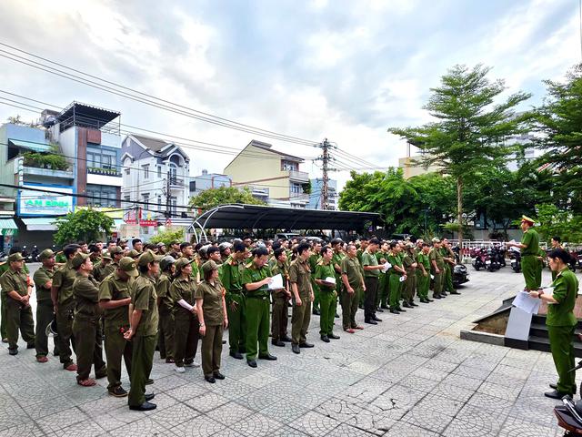 Công an đồng loạt kiểm tra 293 căn hộ tại một khu chung cư lúc rạng sáng - Ảnh 1.
