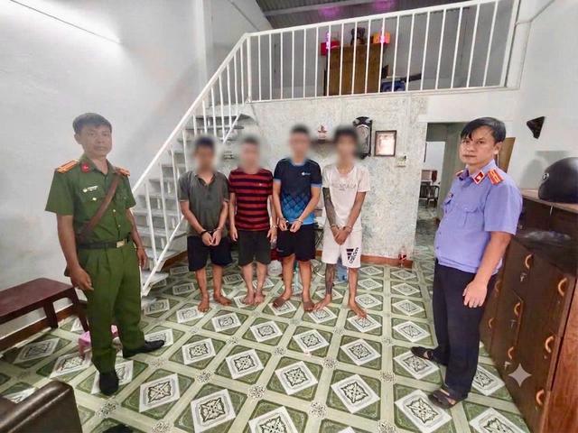 Công an đồng loạt kiểm tra 293 căn hộ tại một khu chung cư lúc rạng sáng - Ảnh 2.