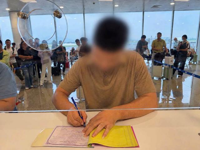 Nhiều ngày trước, kịp thời xử lý 1 đối tượng "cò mồi" tại sân bay Nội Bài - Ảnh 3.