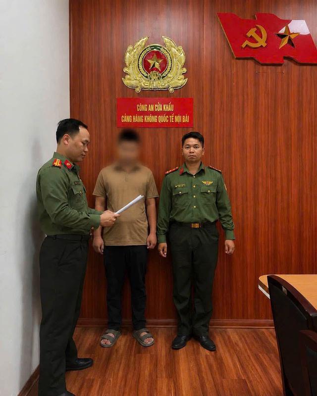Nhiều ngày trước, kịp thời xử lý 1 đối tượng "cò mồi" tại sân bay Nội Bài - Ảnh 1.