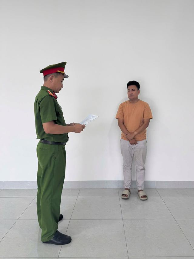 Thi hành lệnh bắt tạm giam Nguyễn Minh Hiền SN 1992 - Ảnh 1.
