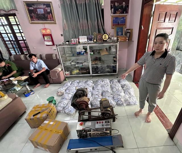 Khám xét nơi ở, nơi làm việc, khởi tố người bán thuốc bách bệnh Bùi Thị Tiết SN 1988 - Ảnh 2.