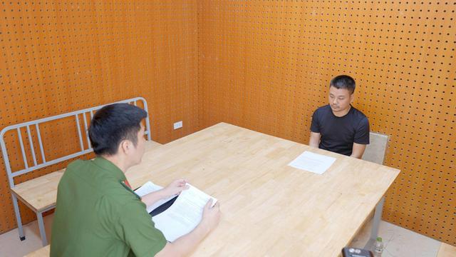Khám xét khẩn cấp, bắt Phùng Hồng Huệ SN 1998 và 11 người liên quan 120 tỷ đồng tiền bán thuốc sinh lý nam - Ảnh 4.