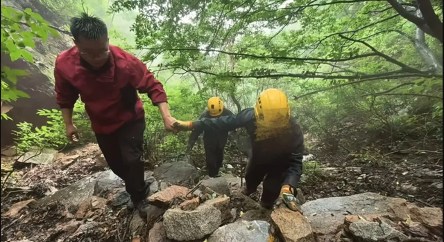 Mất tích 35 giờ trên núi, 2 người nghe cứu hộ gọi tên vẫn quyết im lặng: Lý do khiến ai cũng ngã ngửa - Ảnh 3.