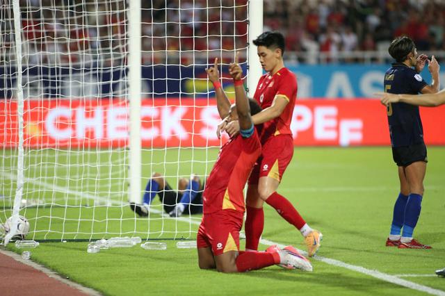 DIỄN BIẾN Việt Nam 3-1 Campuchia: Đình Bắc lập cú đúp đẳng cấp; Indonesia dễ bị loại sớm - Ảnh 1.