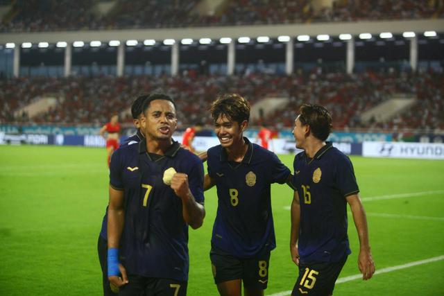 DIỄN BIẾN Việt Nam 3-1 Campuchia: Đình Bắc lập cú đúp đẳng cấp; Indonesia dễ bị loại sớm - Ảnh 2.